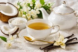 Elegantní servírování čaje s kokosem, vanilkou a bílým porcelánem