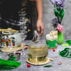 Čaj Oolong Karma Kettle Imperial Treasure - 15x2g pyramidové sáčky  Čaj Oolong Karma Kettle Imperial Treasure - 15x2g pyramidové sáčky